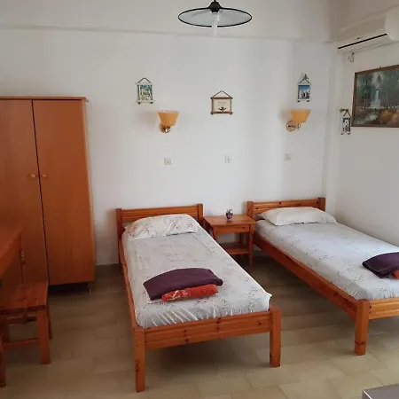 Family Run 2 Bed Studio Apartment 1 *